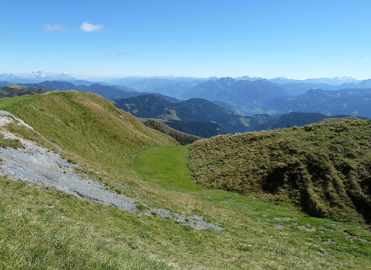 Weite Grasrücken am Hundstein