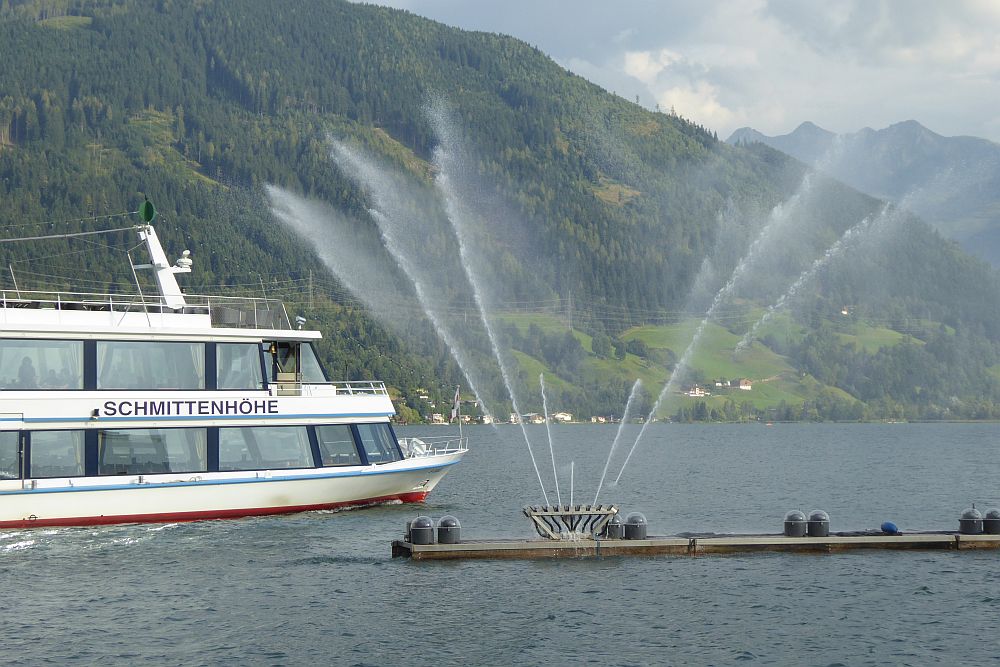Rundfahrtschiff auf dem Zeller See