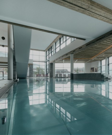 Modernes Hallenbad von innen